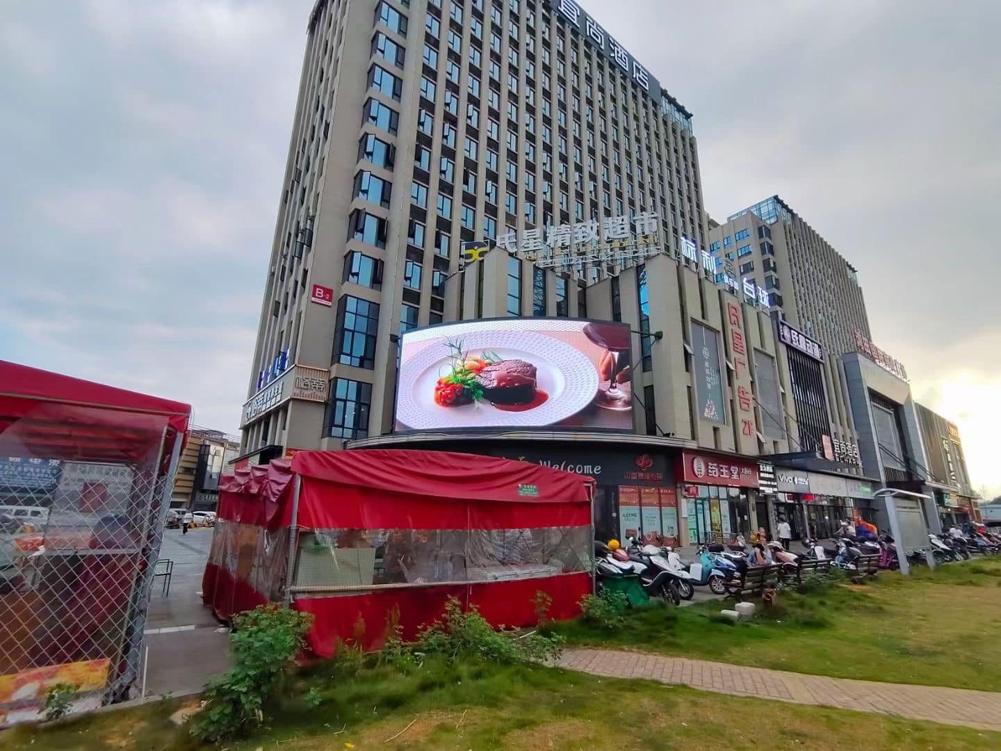 Video Display Function Outdoor Full Color LED Display with 5V/40A Switch Power Loading and Rgb 3in1 Pixel Configuration