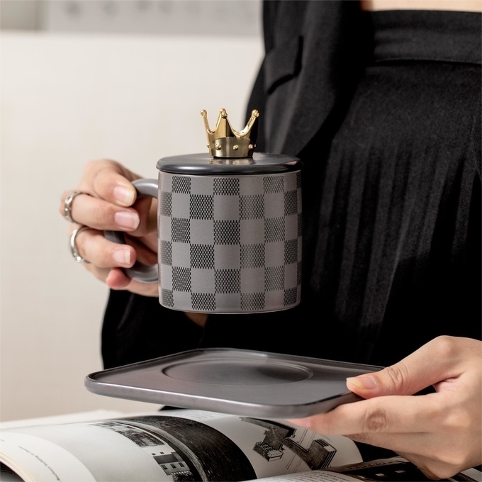 National Trend Style Checkered Ceramic Cups And Plates With LIDS, Spoons, Large Round Handles, Mugs, Office Coffee Cups, And Home Drinking Cups Custom