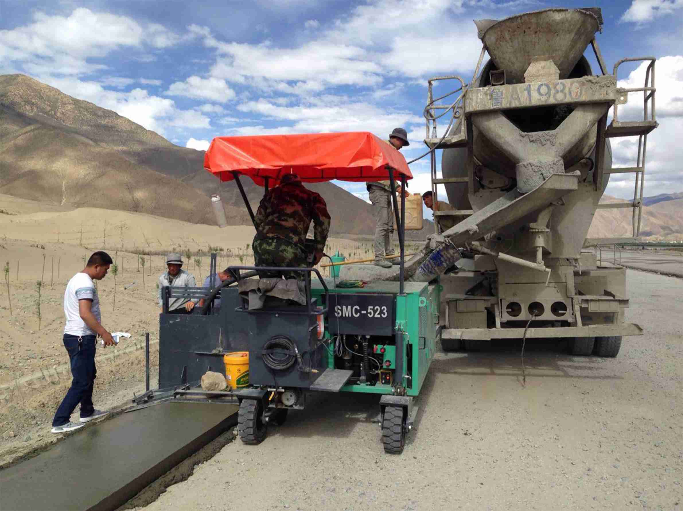 SMC-523 Hydraulic Slipform Paver for Highway Curb Paving 125x50cm