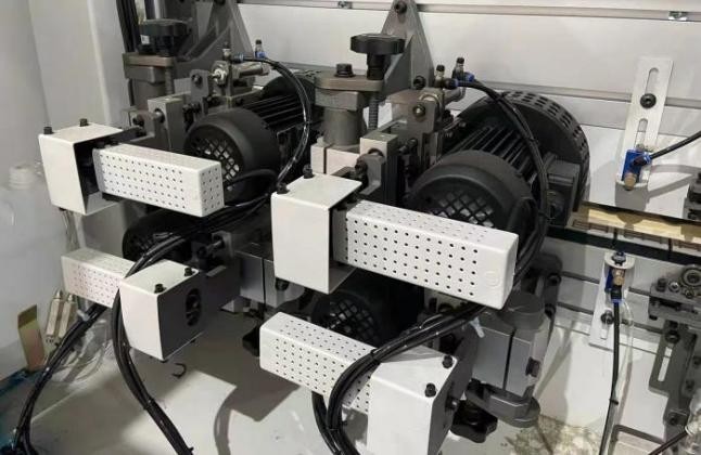 Heavy Duty Edge Bander HQ533JHA4A4 With Belt Feeding And Vertical Grooving