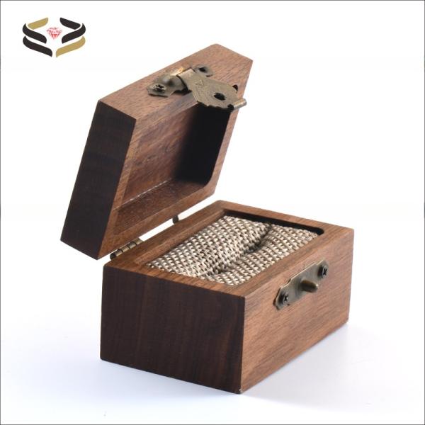 Walnut Wooden Ring Box Solid Wood Packaging Boxes Custom Logo 60*40*36mm