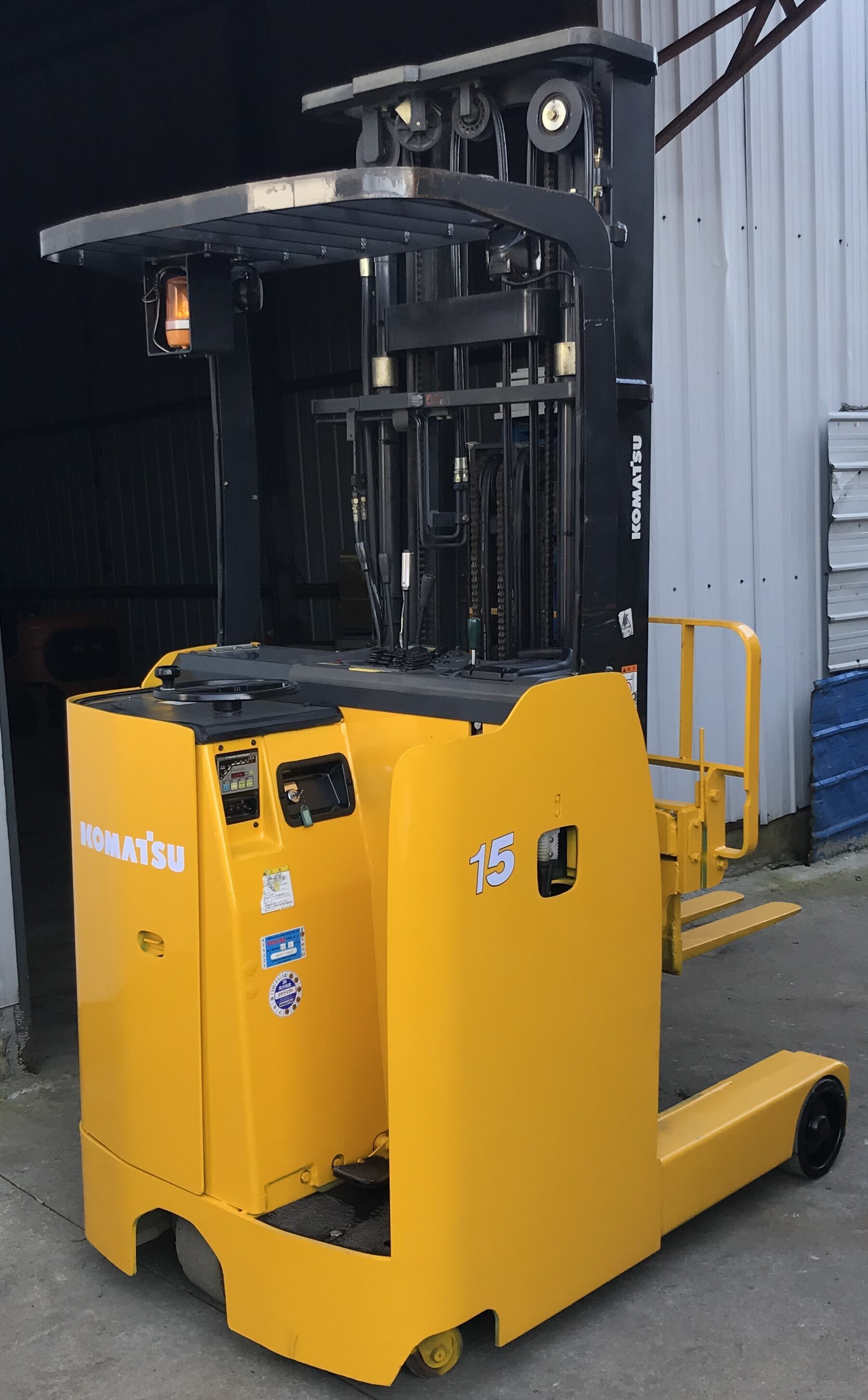 Japan Made Komatsu 1.5ton Electric Reach Truck Used Stand-On Three-Stage Mast Battery-Powered 1.5ton 6m Electric Forklift