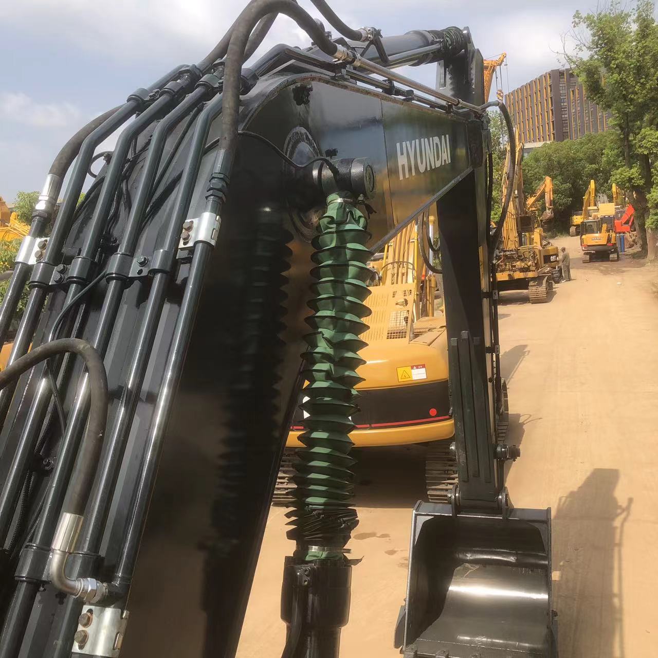 Hyundai 225-7 Construction Machine Used Crawler Excavator with 1.05 Bucket Capacity