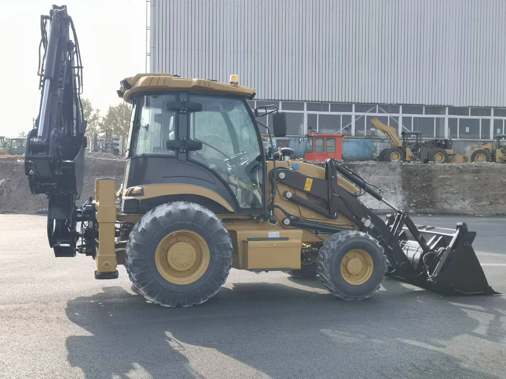 Versatile 2.5 Ton Retroescavadeira with High Operating Efficiency and 4 in One Bucket
