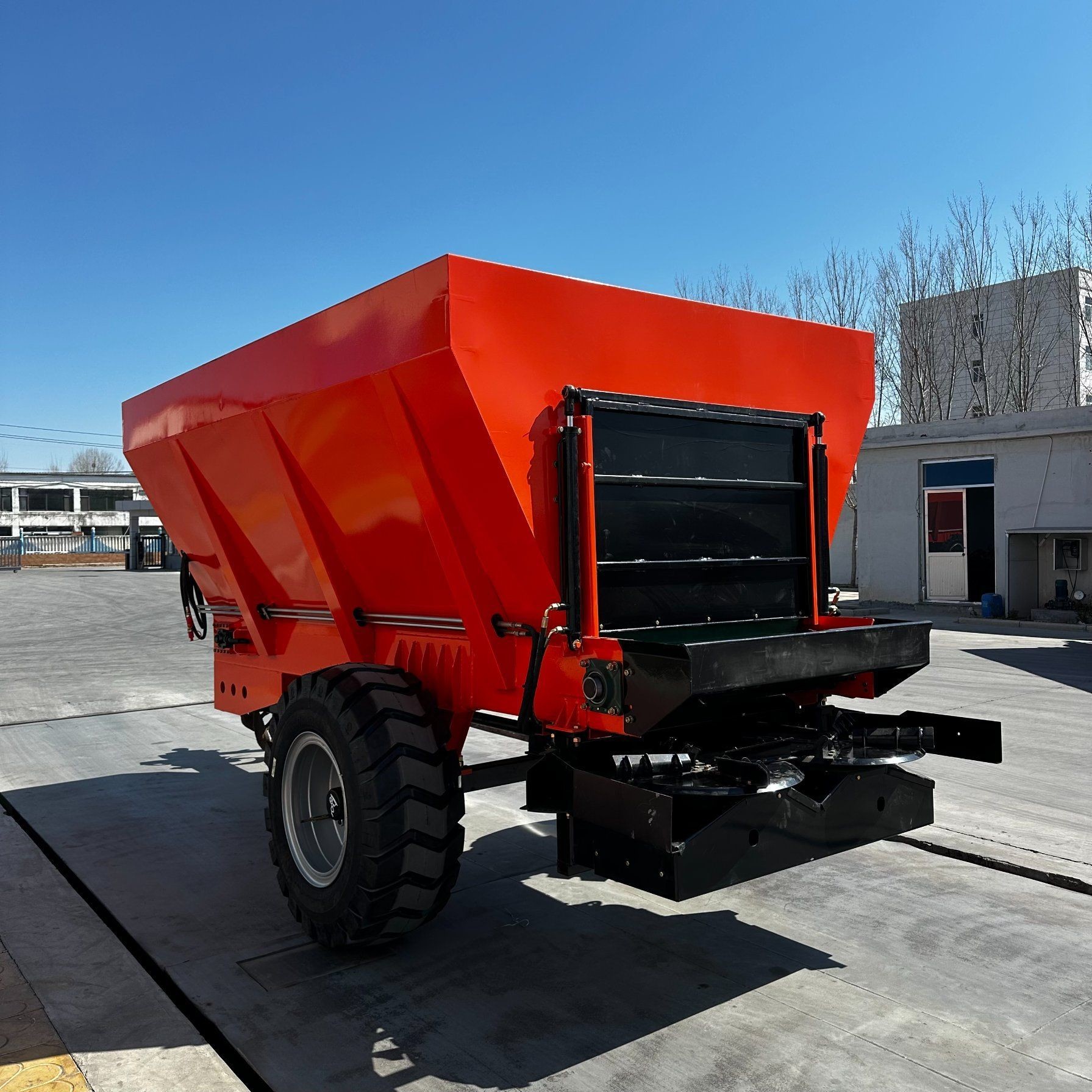 Quality Trailed Manure Spreader Double Disc Adjustable Spreading Width for sale