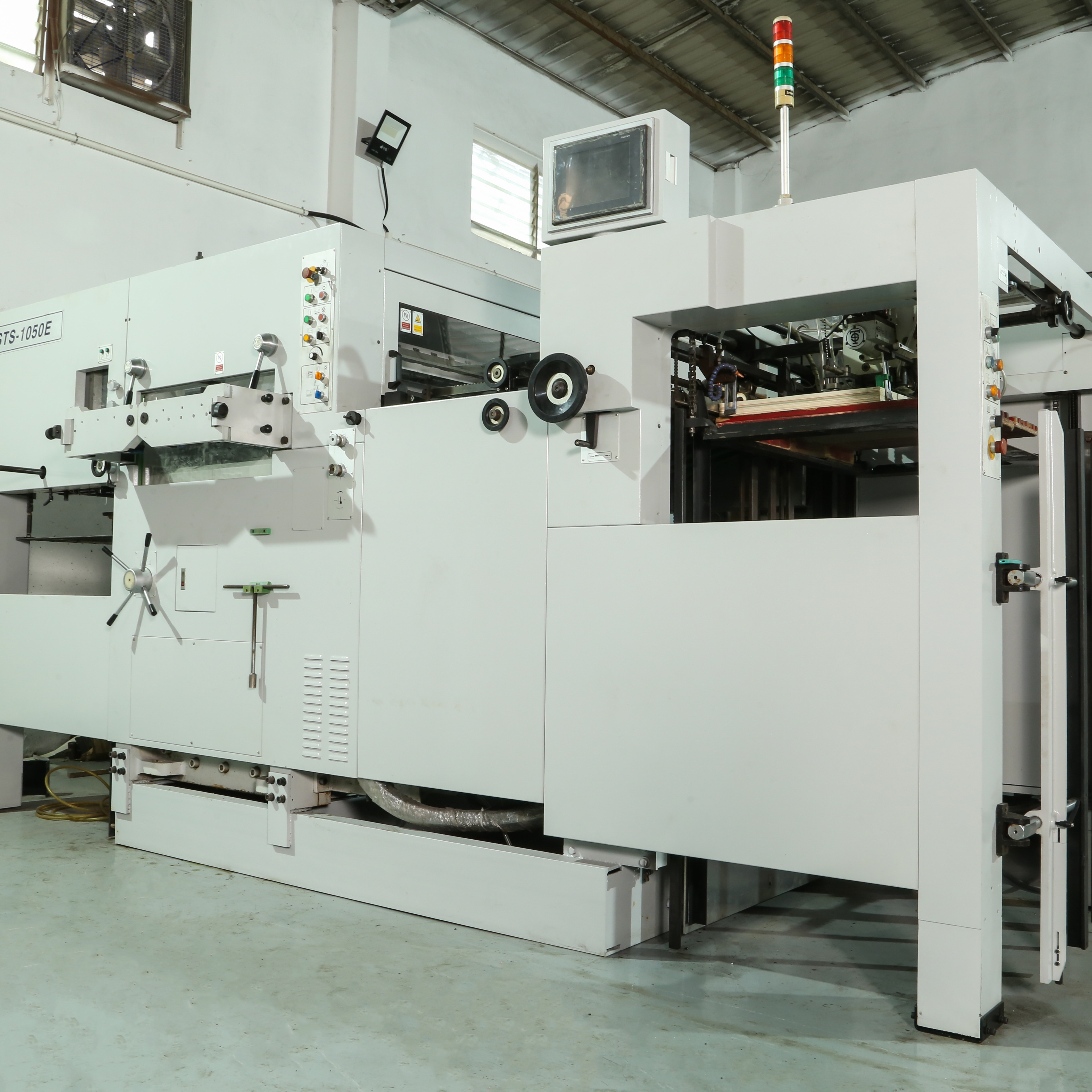STS1050E PLC Automatic Paper Die Cutting Machine 7500sheets/hour 6300 X 4200 X 2100