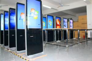 China 42 Inch 55 Inch LCD Digital Signage Screens Custom Accepted With Charging Station on sale