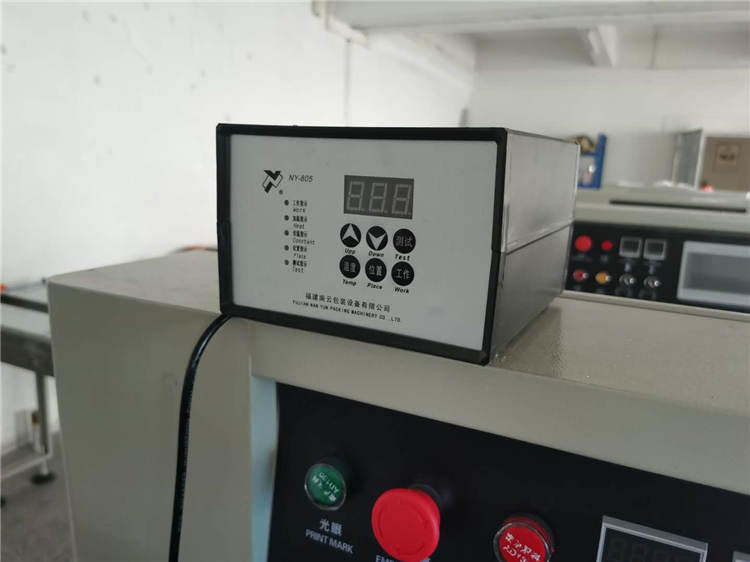 Factory directly sell Quick pack Automatic pack Flowing Wrapping Machine hardware packing machine