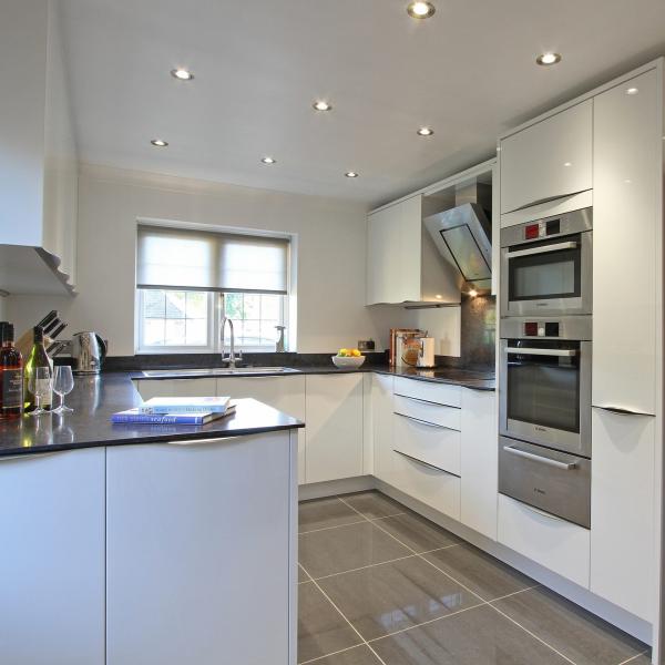 Customized High Gloss Contemporary Kitchen Cabinets White Storage Cabinets