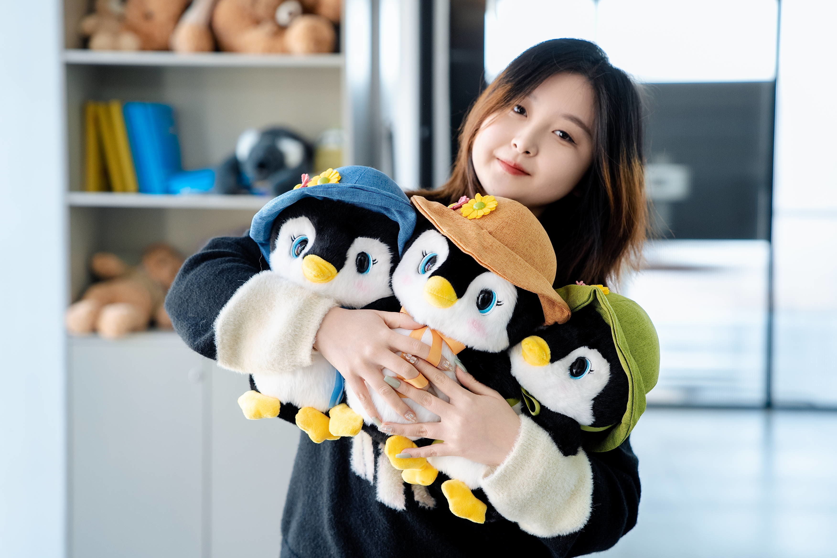 Custom Color Stuffed Penguin Plush Doll Toys Eco Friendly With Interchangeable Hats