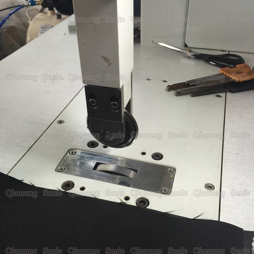 Cutting Ultrasonic Non Woven Bag Sewing Machine For PVC PU TC Cloth Materials