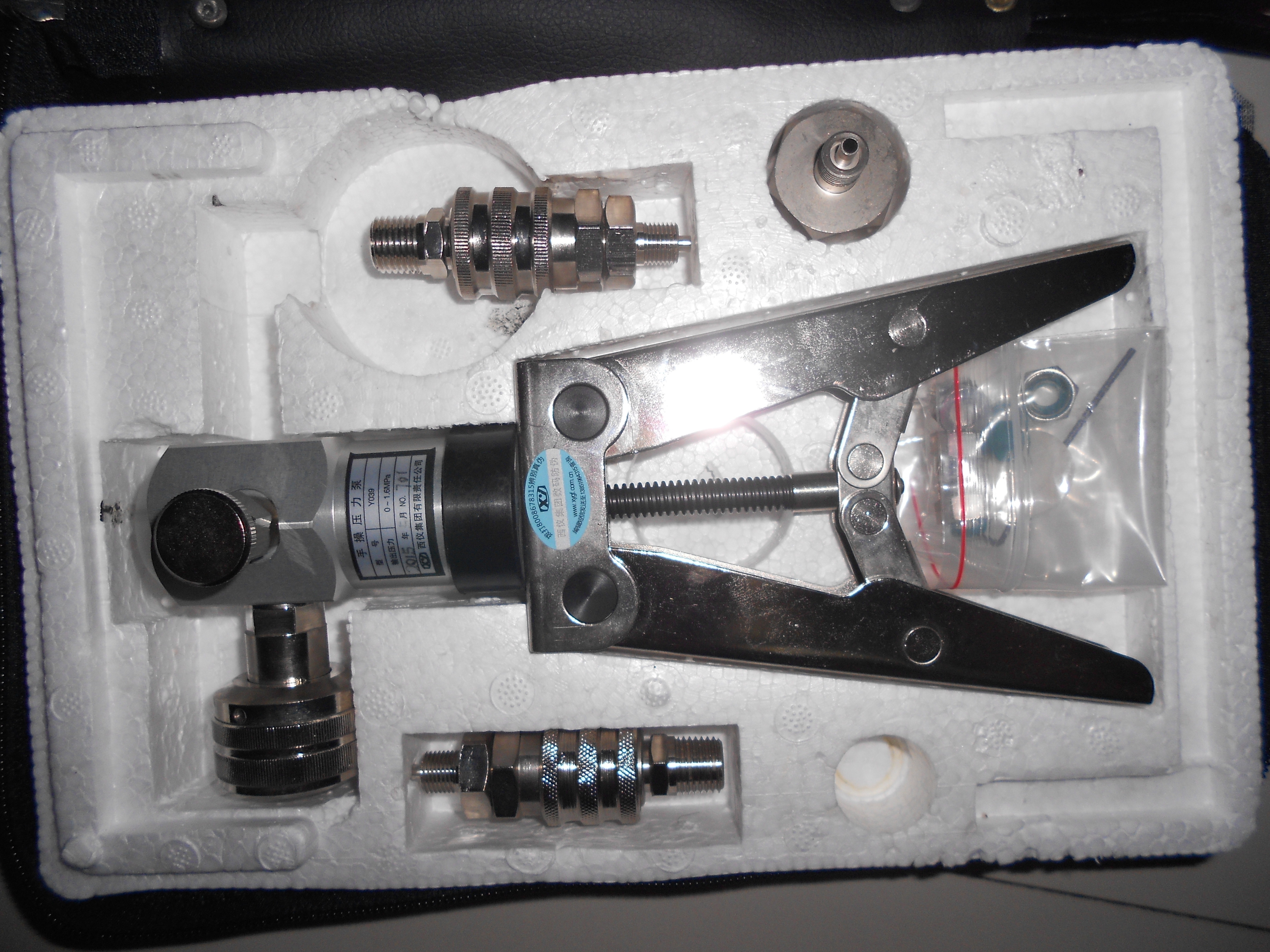 Hand pressure pump (Model:Y039) Output pressure: 0 - 1.6Mpa, 0 - 2Mpa