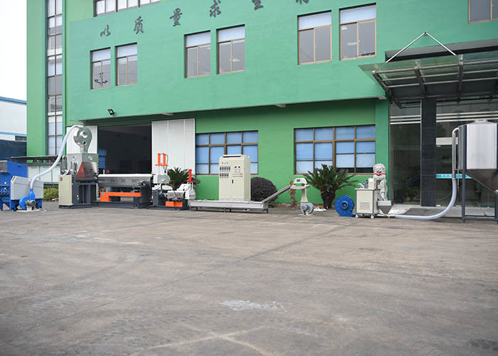 Side Feeder Plastic Waste Recycling Machine High Efficiency With 1 Years Warranty