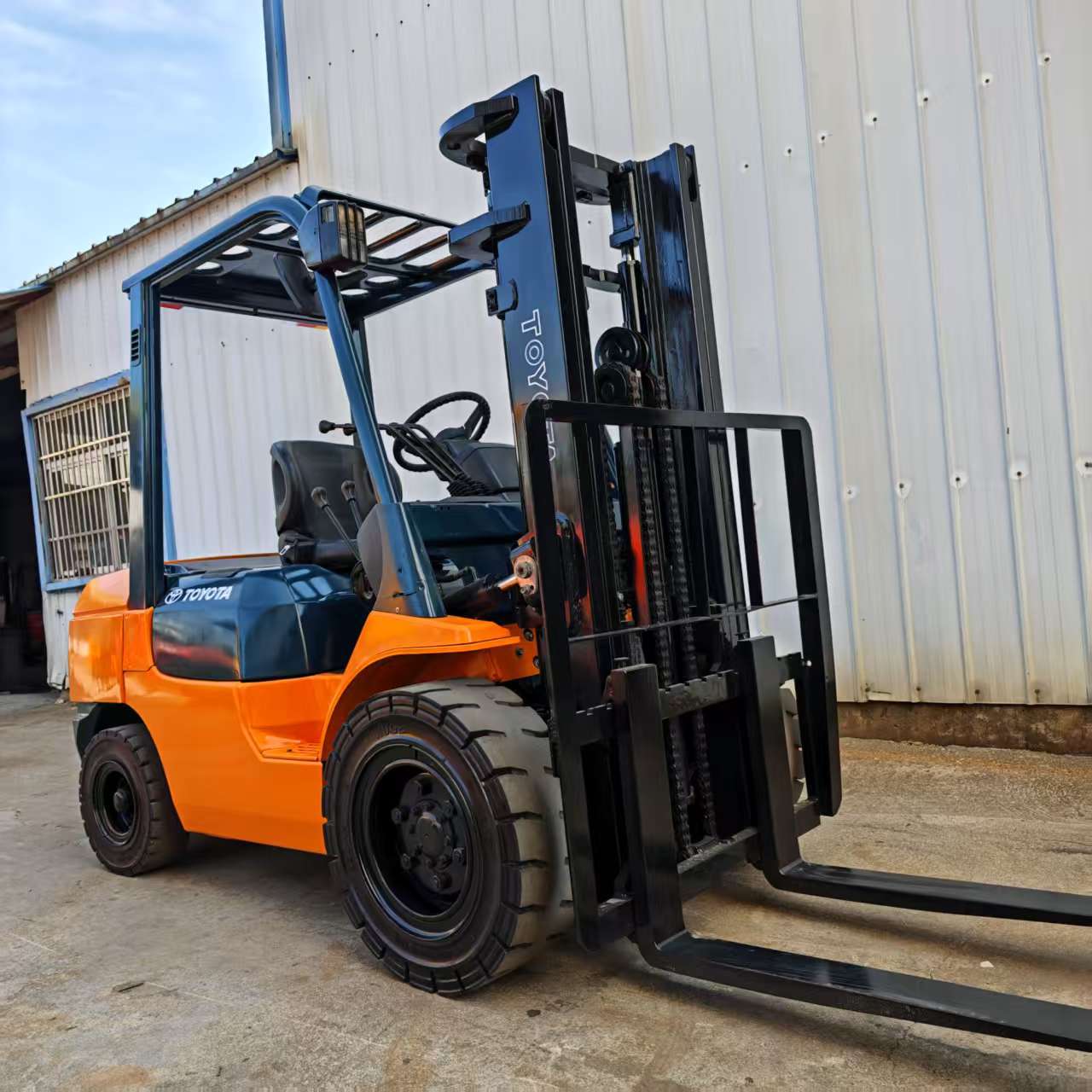 Japan Used Toyota 40 Forklift 4 Tons 2 Meters Used Diesel Lifting Machine