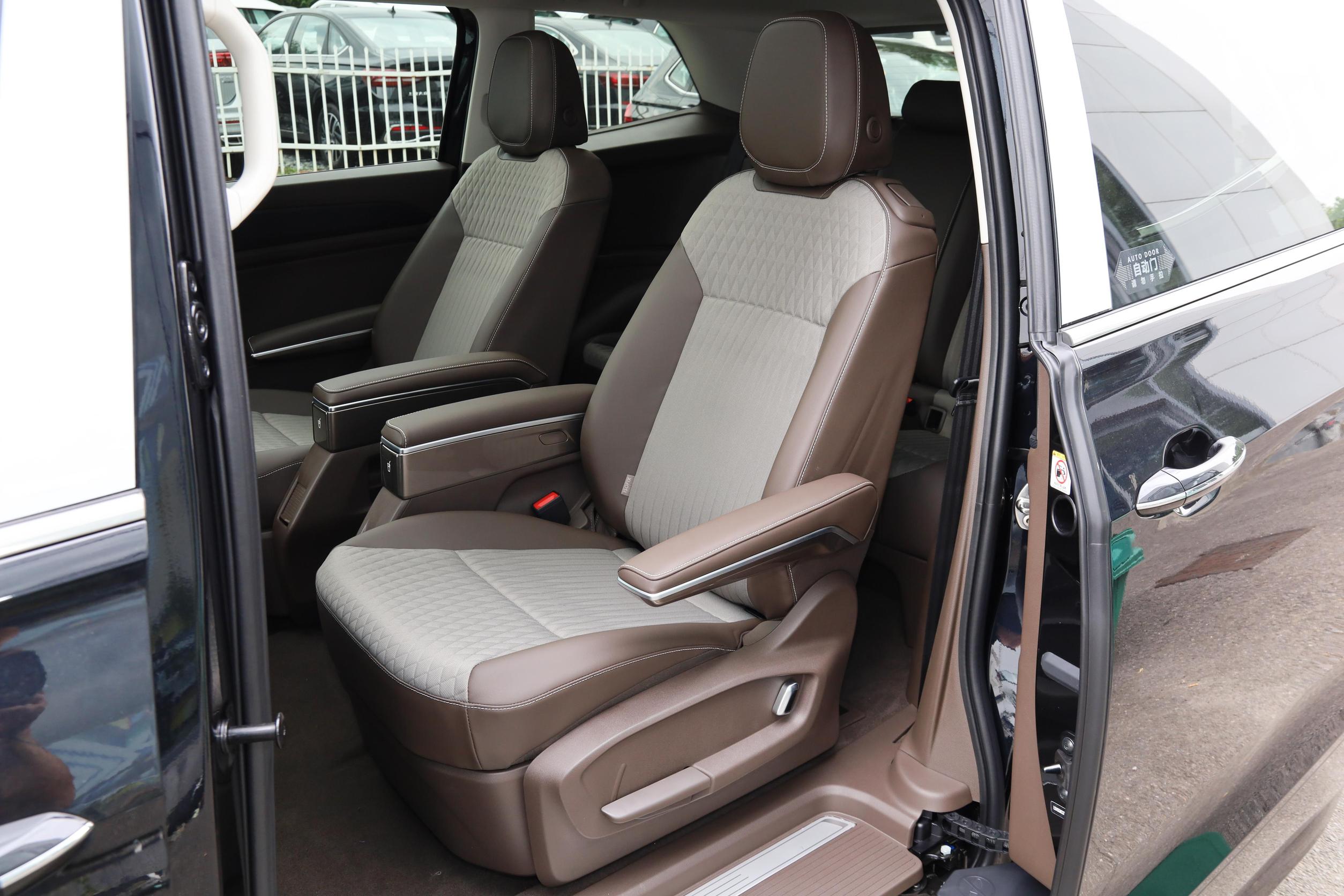 2024 Gasoline Car 2.0T 380T Engine 7 Seats MPV Leather R18 Tire Size Left Adults Electric Driver's Seat Adjustment