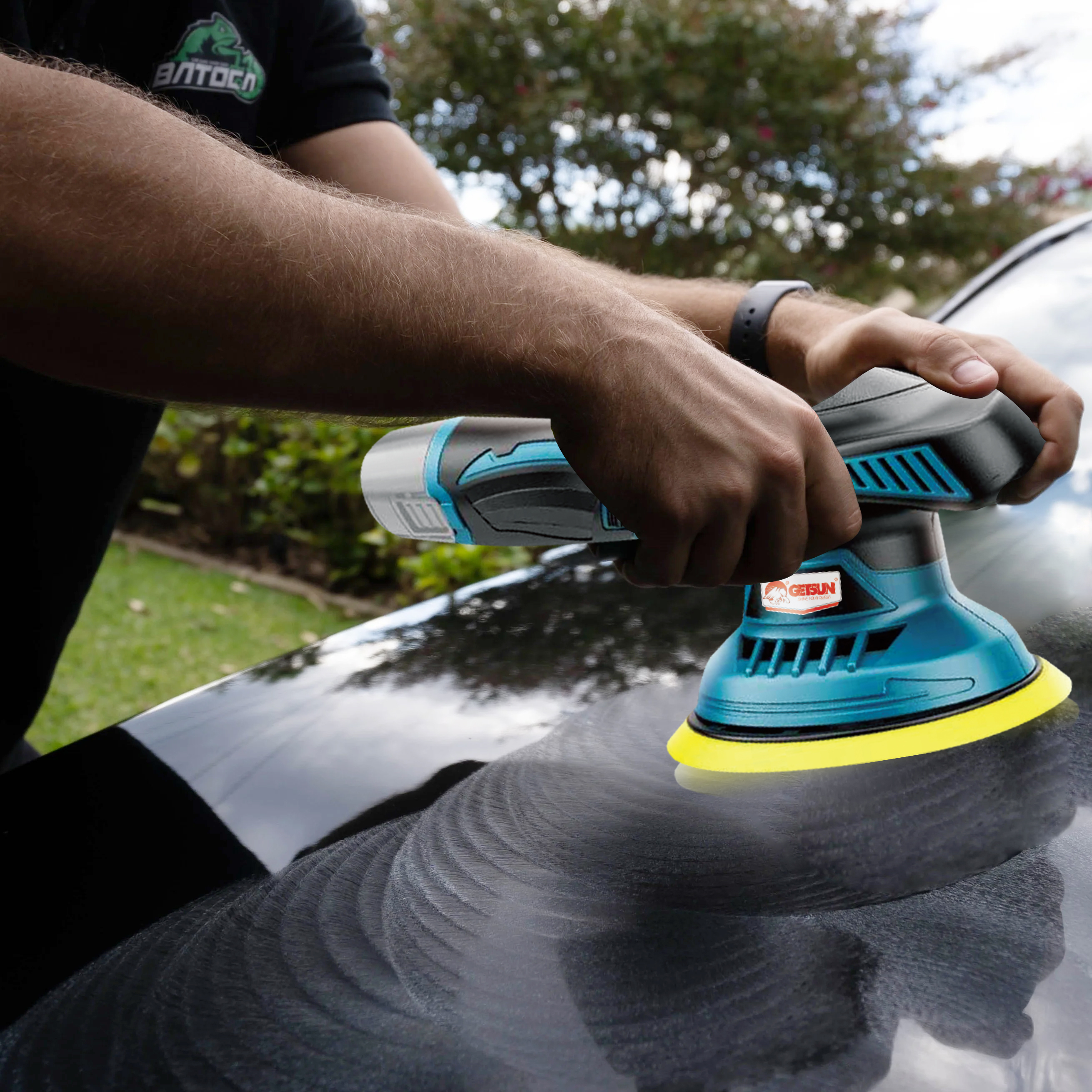 Using Cordless Car Polisher on car surface