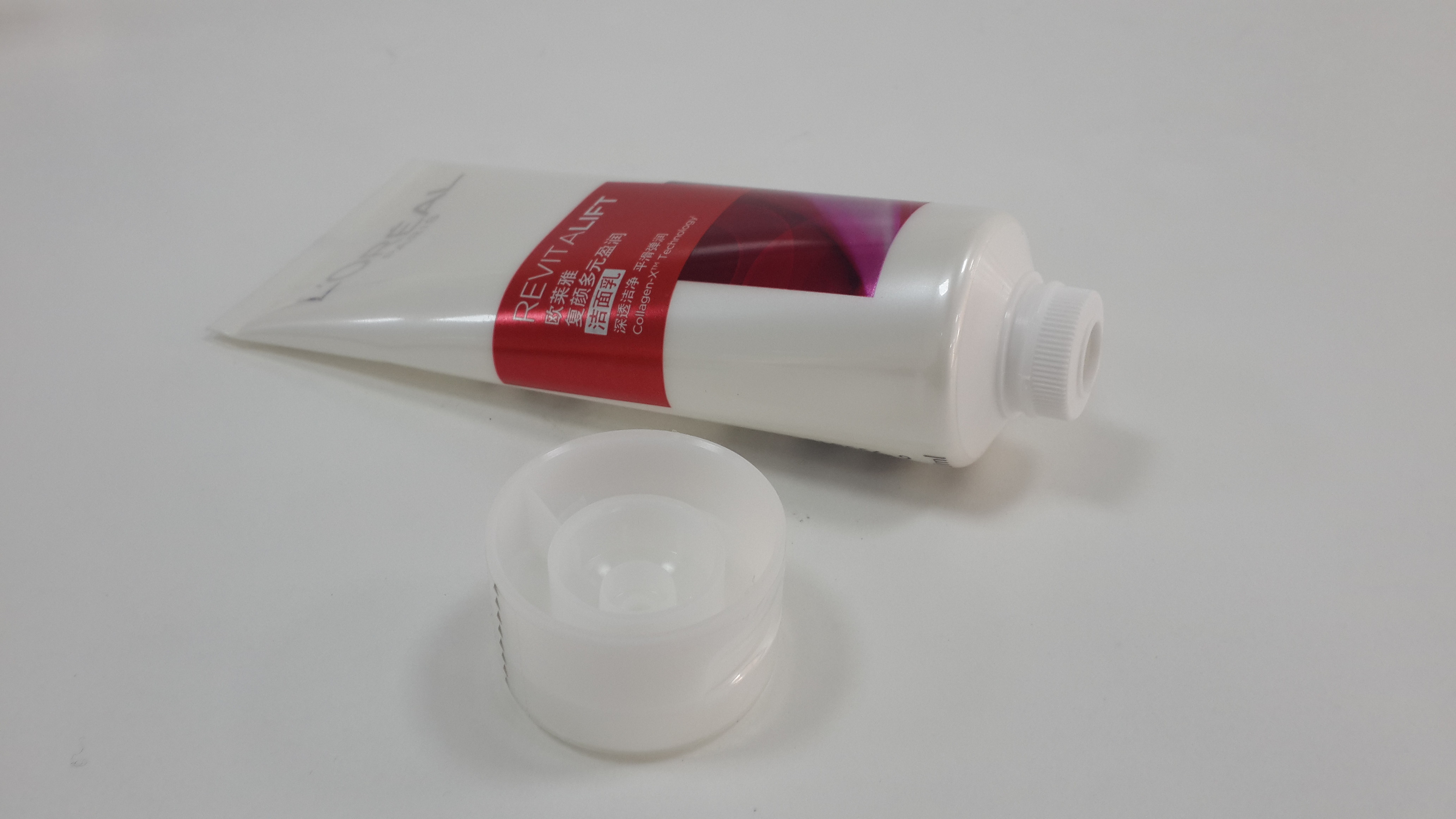 Cold Stamping Shiny Tube to Pack Facial Cleanser Flexible Plastic Barrier Laminated Tube Serial Design