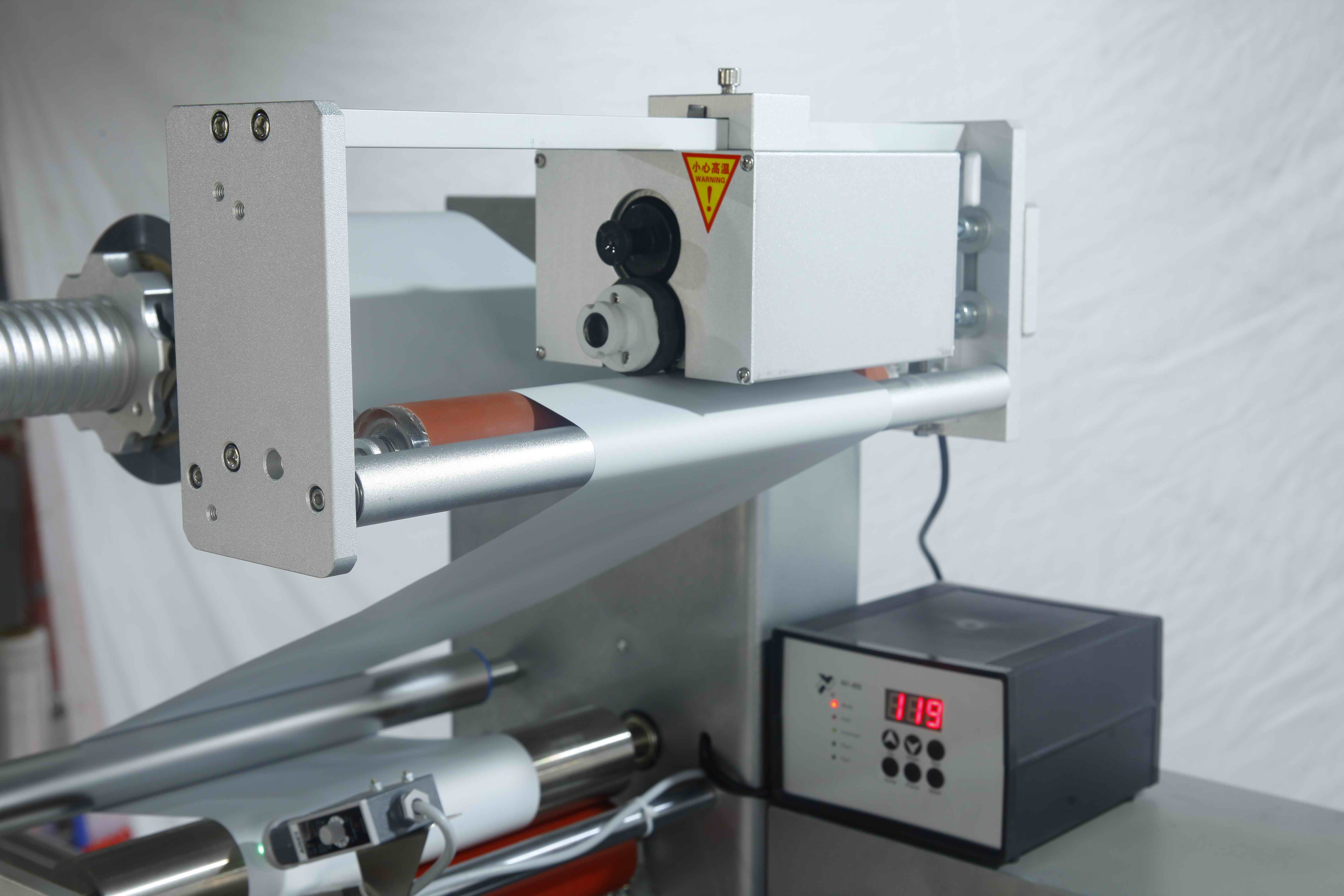 tableware honey spoon pillow packaging machine horizontal face mask biscuit bakery bread flow pack packaging machine