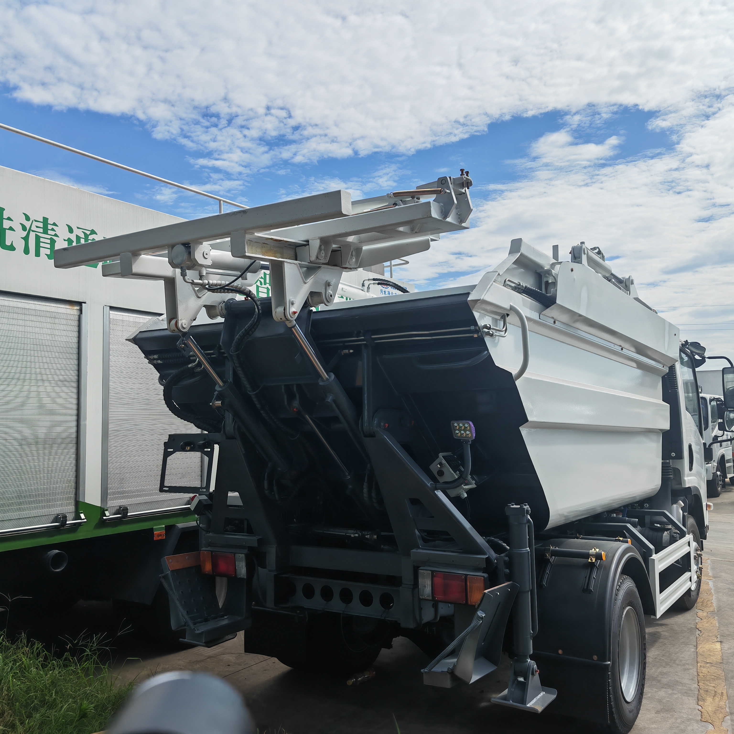 Isuzu Rear Loader Garbage Truck Food Waste Disposal Truck For Efficient Garbage Compression
