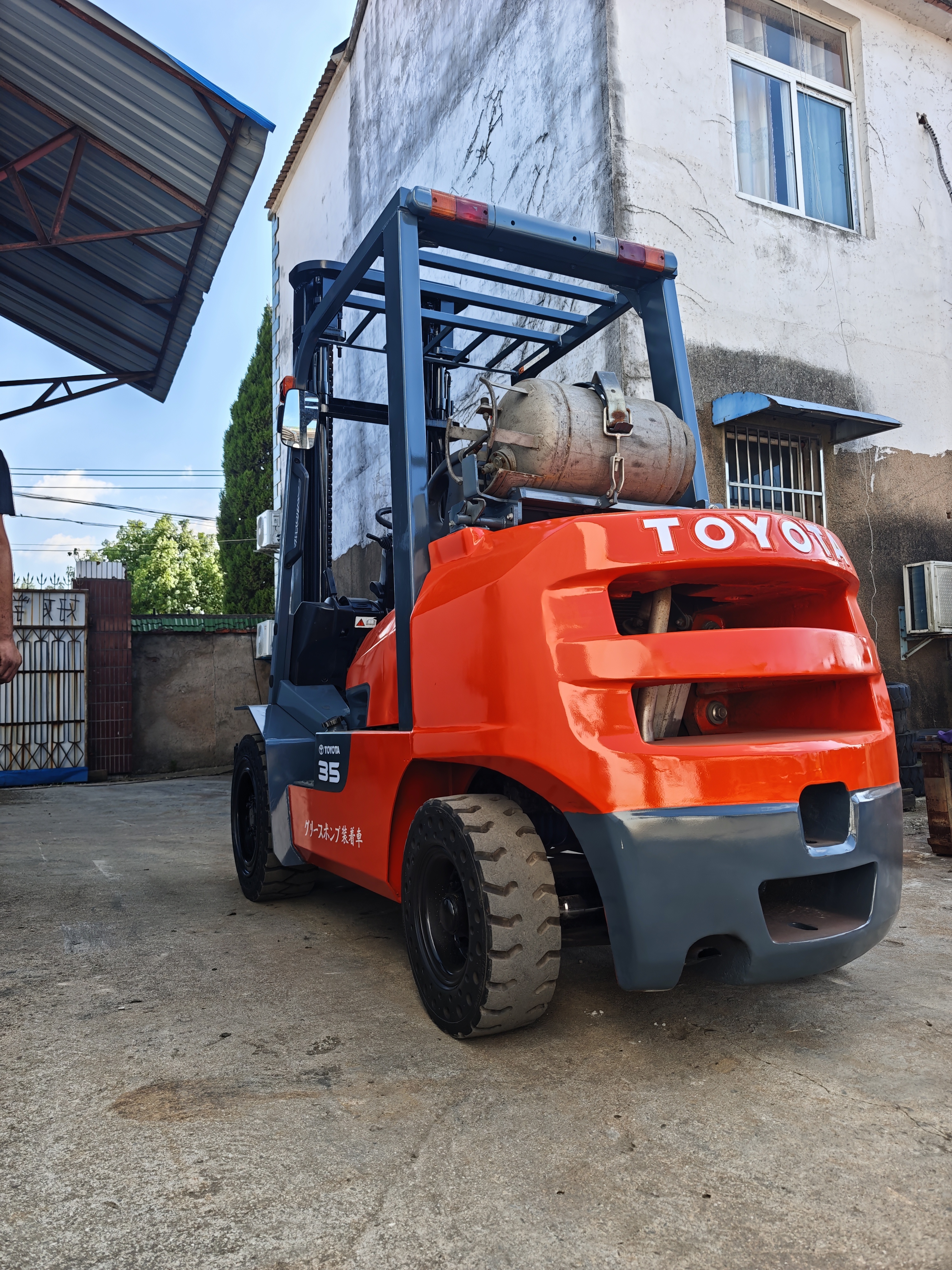 Used Toyota 35 Forklift 3.5 Tons 4 Meters Lifting Machine Dual Use Gas Lpg