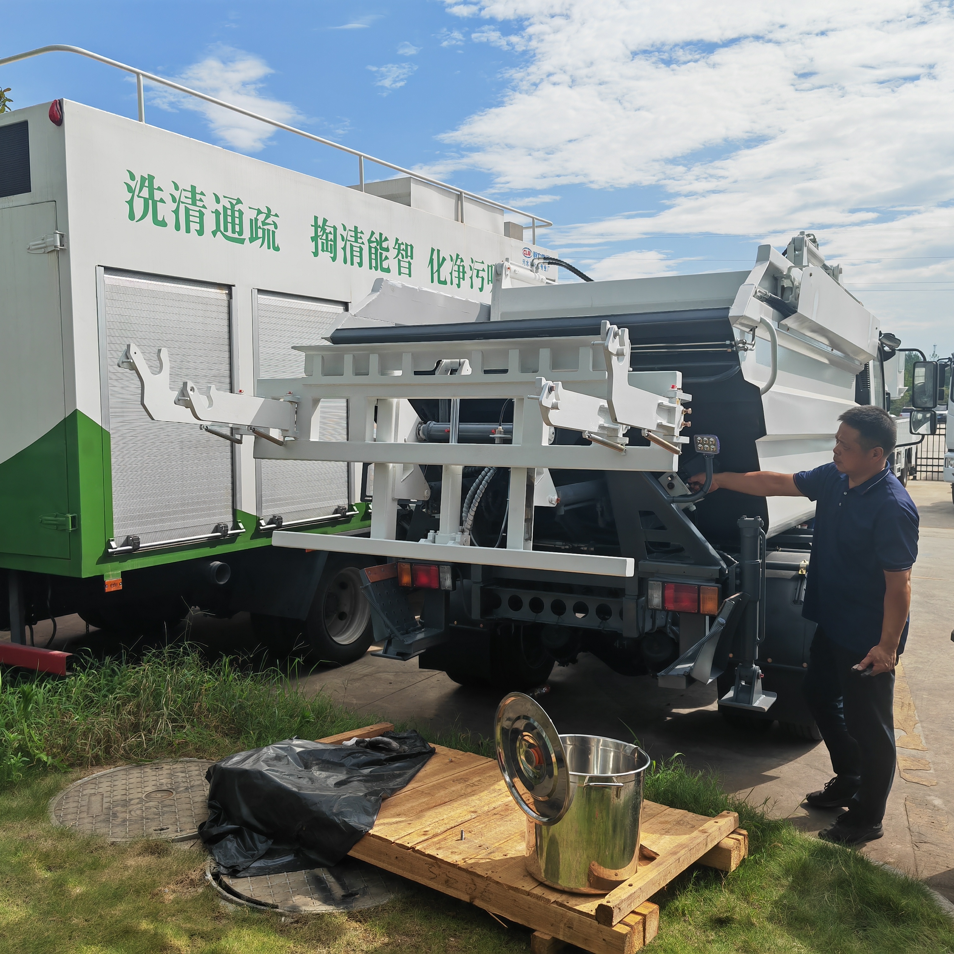 Isuzu Rear Loader Garbage Truck Food Waste Disposal Truck For Efficient Garbage Compression