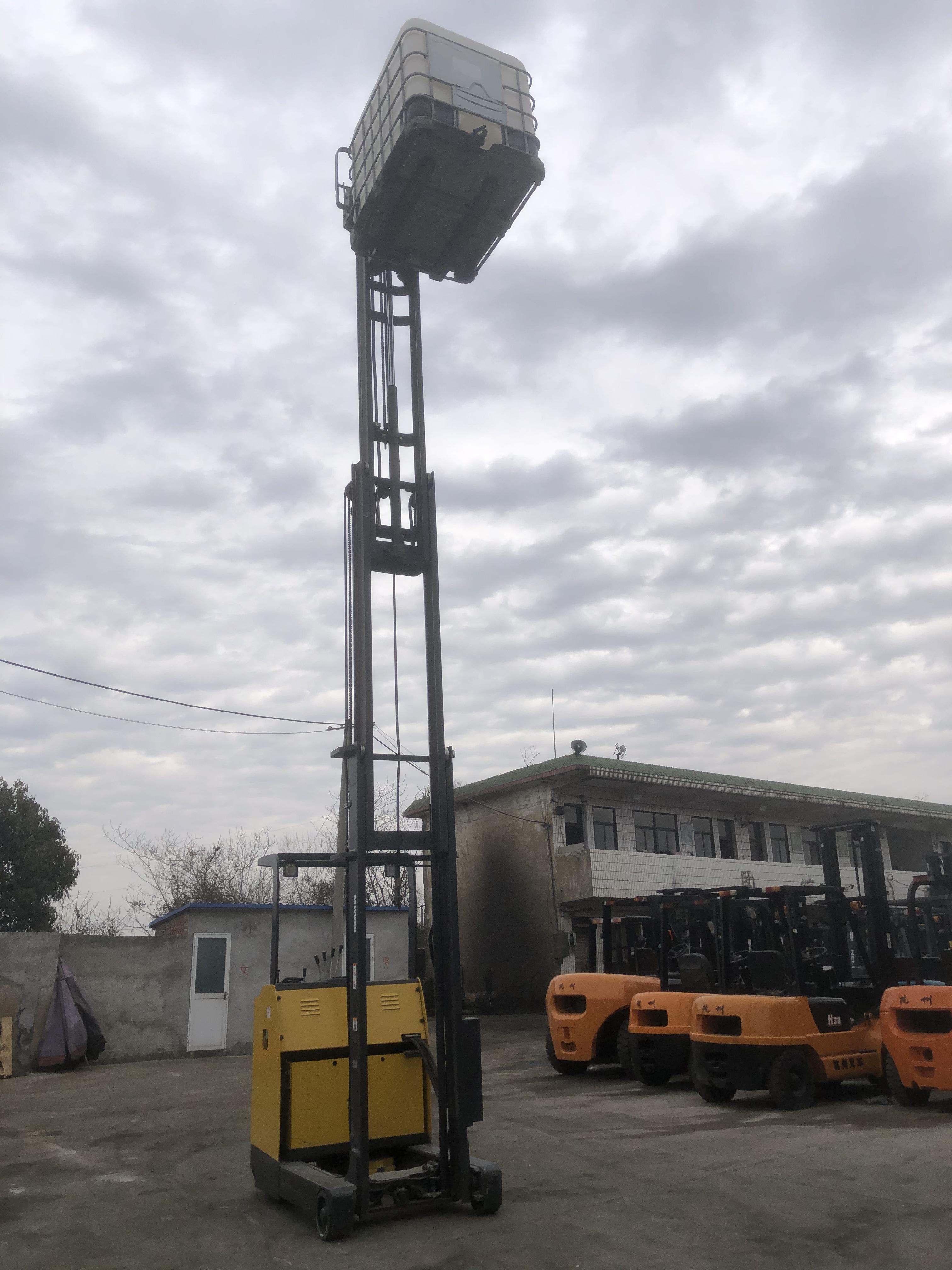 NICHIYU 1.5T Diesel Forklift operator cabin