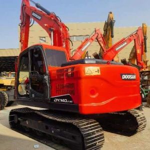 Quality Used Doosan DH140 12 Tons Crawler Excavator Old Earth Moving Machinery for sale