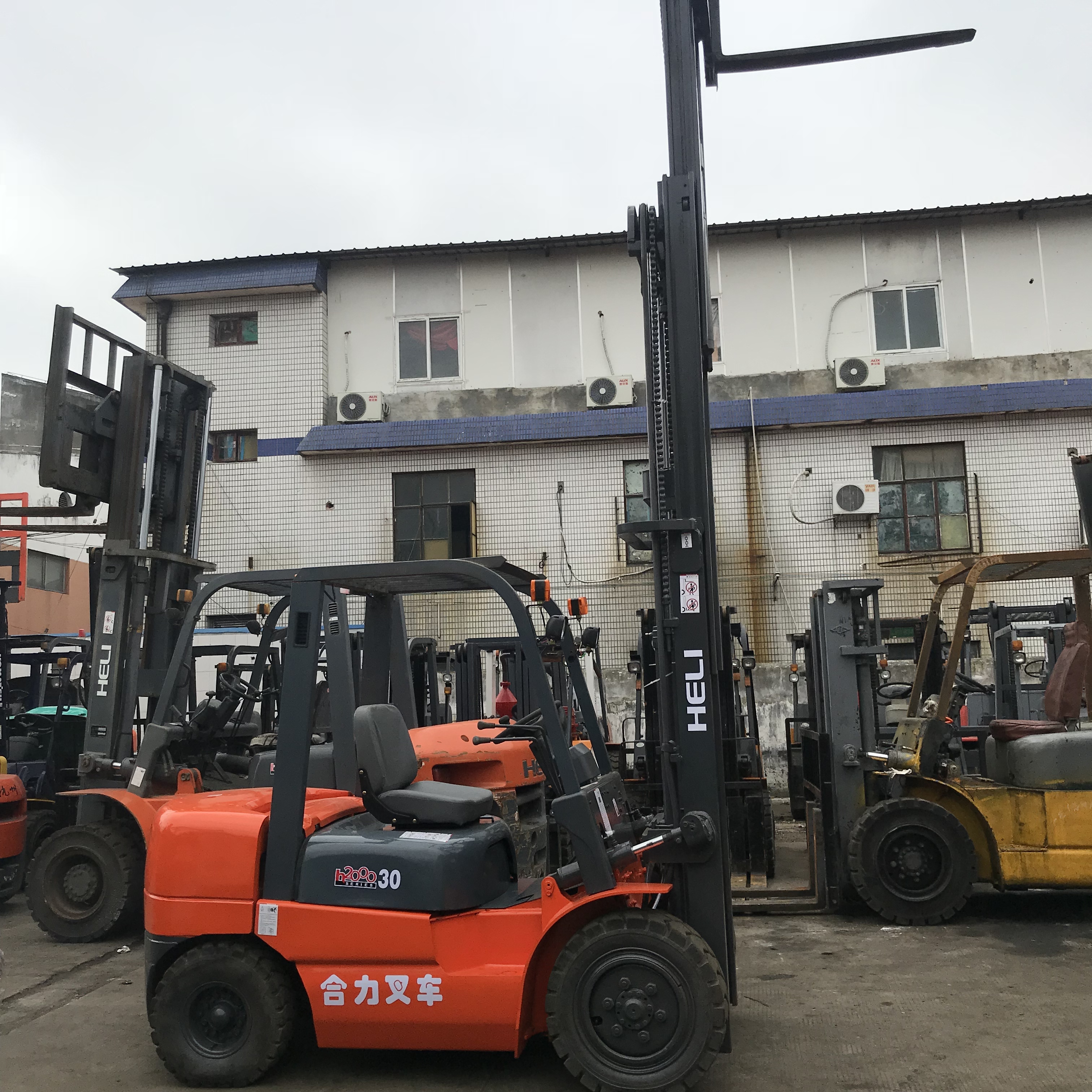 Heli h2000 30 Used Diesel Forklift Two Sages 4.5 Meters Used Heli Lifting Machine