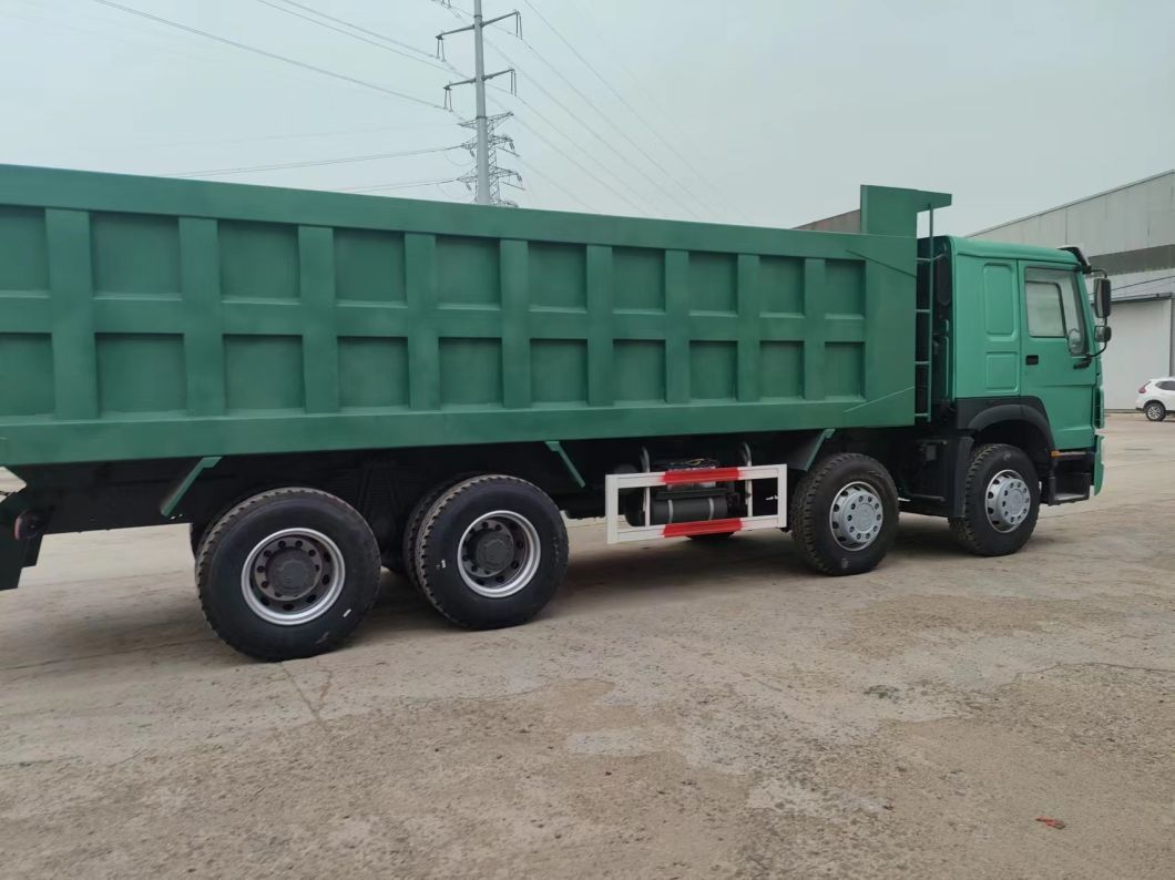 Sinotruk HOWO 8&times; 4 12 Wheels Dump Truck Secondhand Truck Green Color.