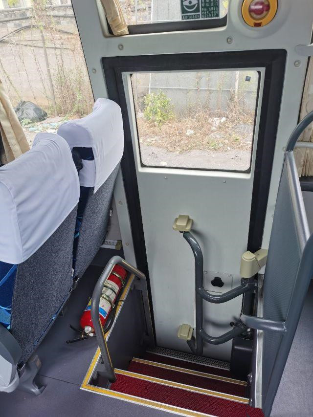 Kinglong Used Bus XMQ6110 Hiace Bus Toyota 48 Seats For Sale Price Double Doors