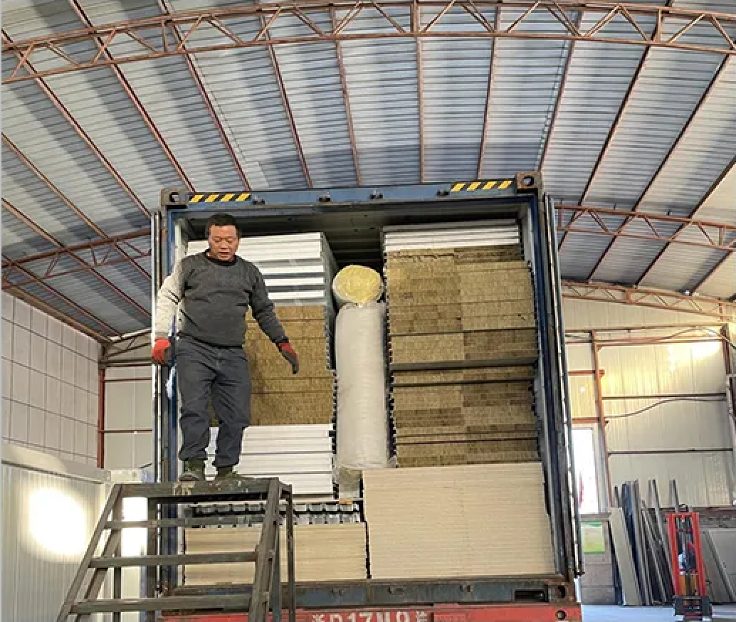 Prefab Container House Easy Install and Customizable Layout for Luxury Mobile Living