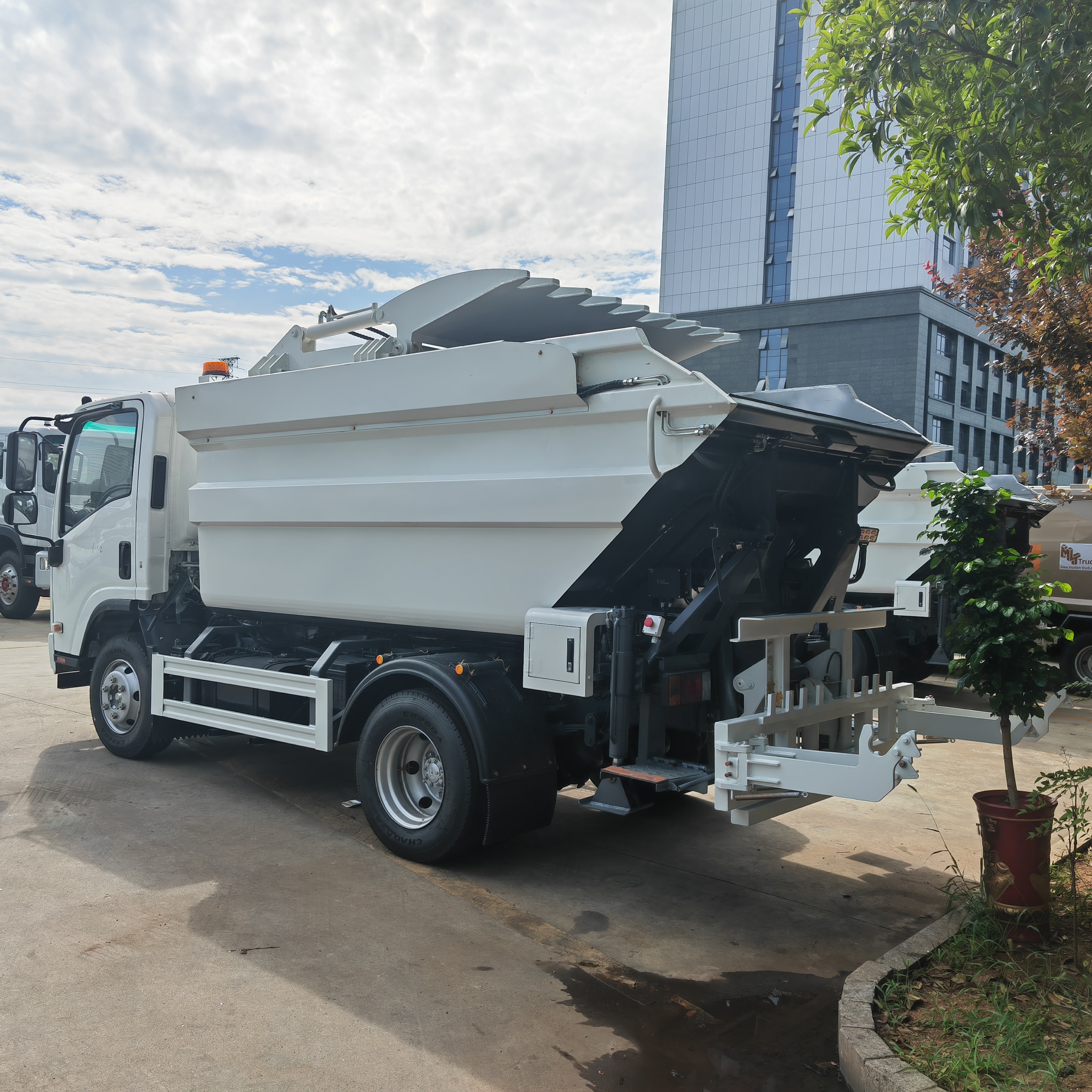 Isuzu Rear Loader Garbage Truck Food Waste Disposal Truck For Efficient Garbage Compression