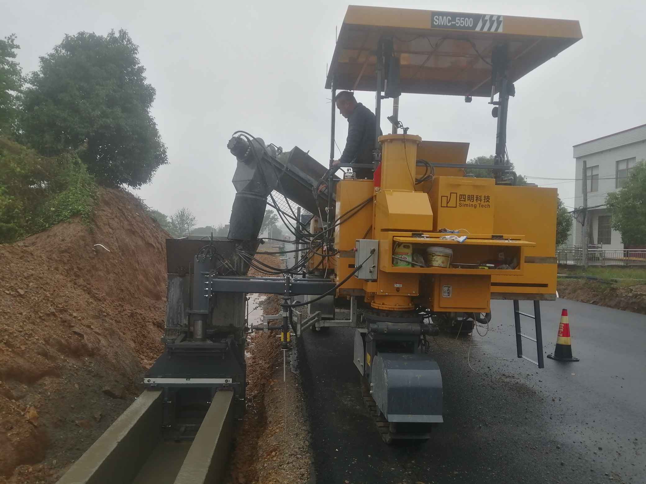 SMC-5500 Intelligent Three Track Slipform Paver New with 3-Year Warranty