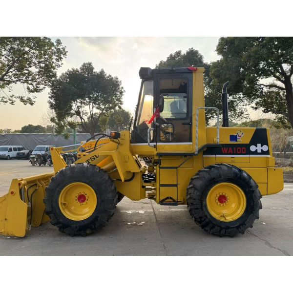 Original Japan Used Komatsu WA100-1 Wheel Loaders Working In Garden