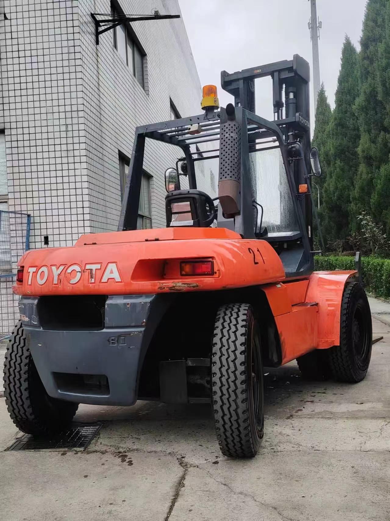 8 Tons 4 Meters Secondhand Diesel Lifting Machine Toyota 80 Forklift In Original Red