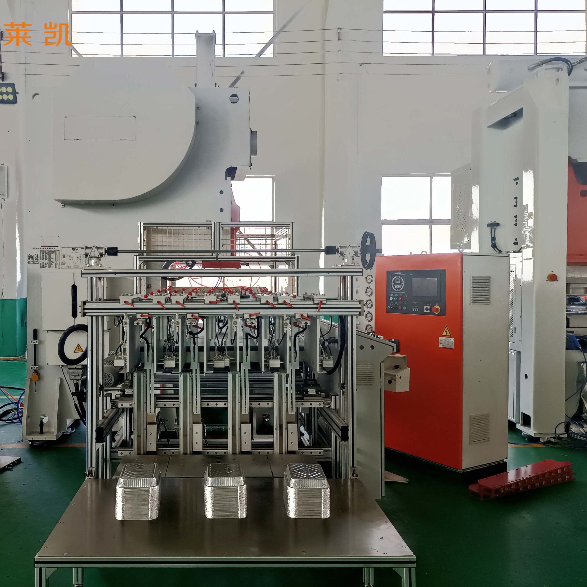 Efficient LK-T63 Siemens Motor Aluminum Foil Plate Making Machine For Food Packing
