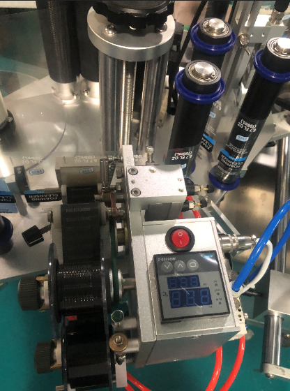 Lipstick / Honey Jar Sticker Labeling Machine , Juice Bottle Labeling Machine