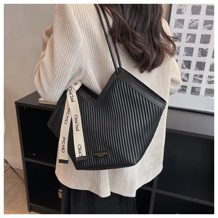 Stylish Tote Bags For Students Featuring Cashmere Lining Material And Lock Decoration
