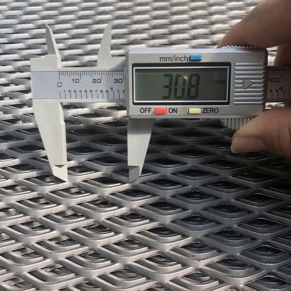 A micrometer is used to test the LWD of expanded metal mesh