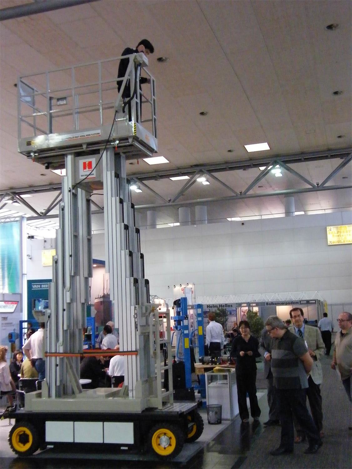 Four Mast Self Propelled Aerial Scissor Lift 10m For Business Decoration