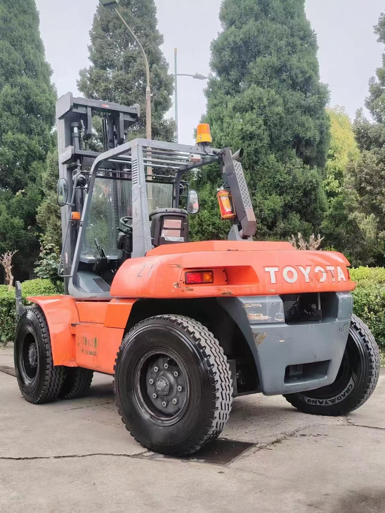 8 Tons 4 Meters Secondhand Diesel Lifting Machine Toyota 80 Forklift In Original Red