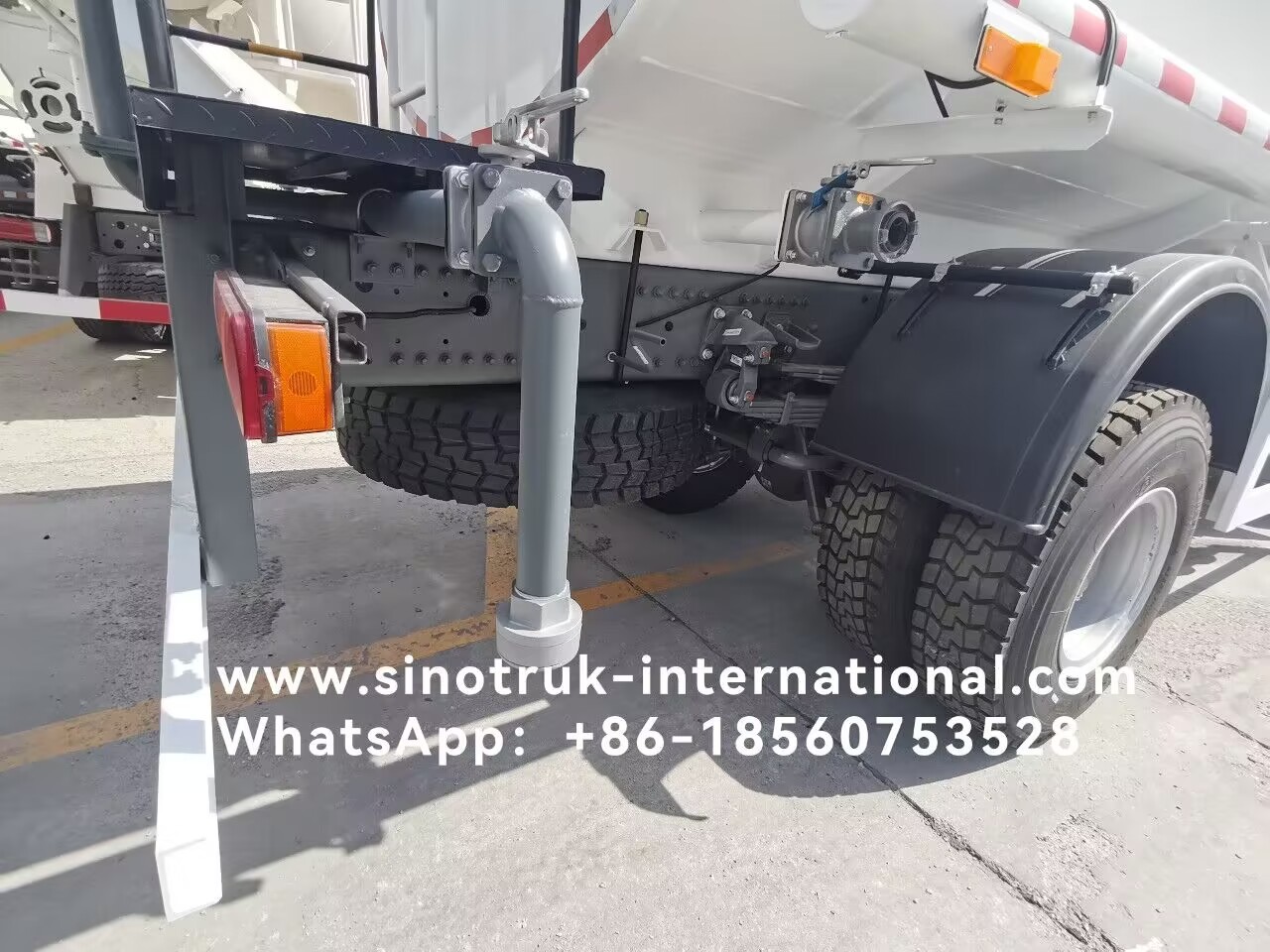 HOWO SINOTRUK Water Tank Truck 300HP With High Pressure Flush Function