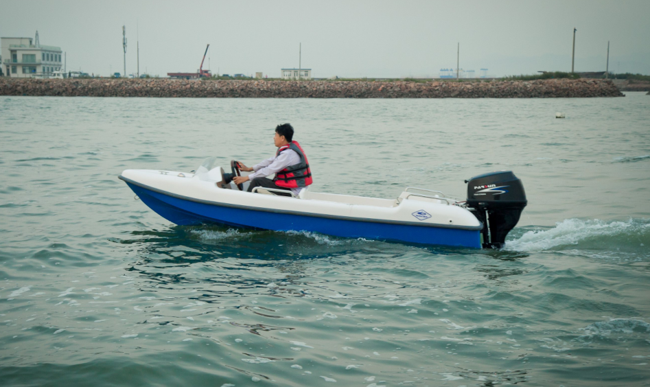 FRP 4.2m Sport Fishing Boats , Single 14 Ft Fiberglass Boat For Entertainment