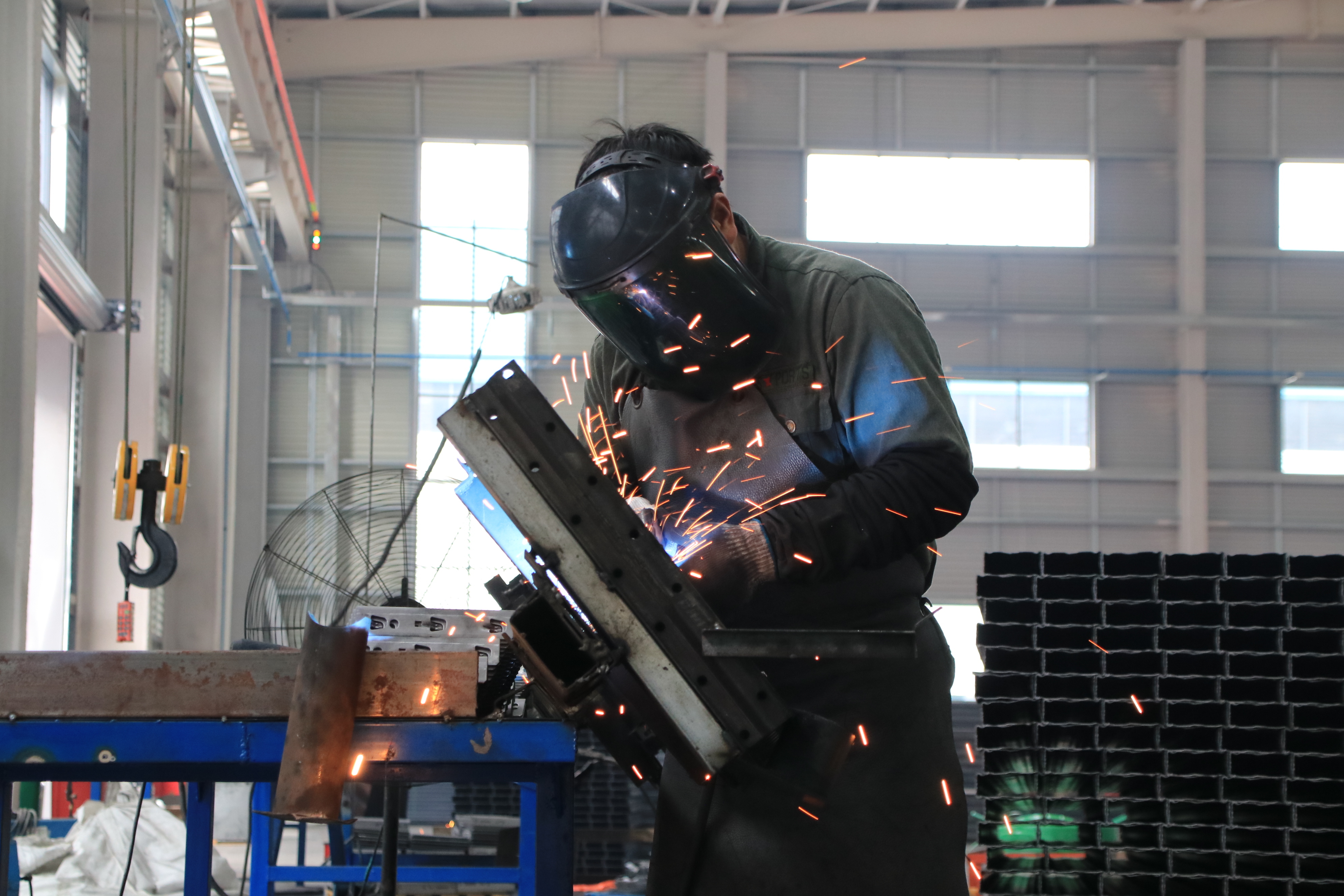 Cantilever Racking System for Long and Bulky Material Storage with Up to 2000kg per Arm and Powder Coated Finish