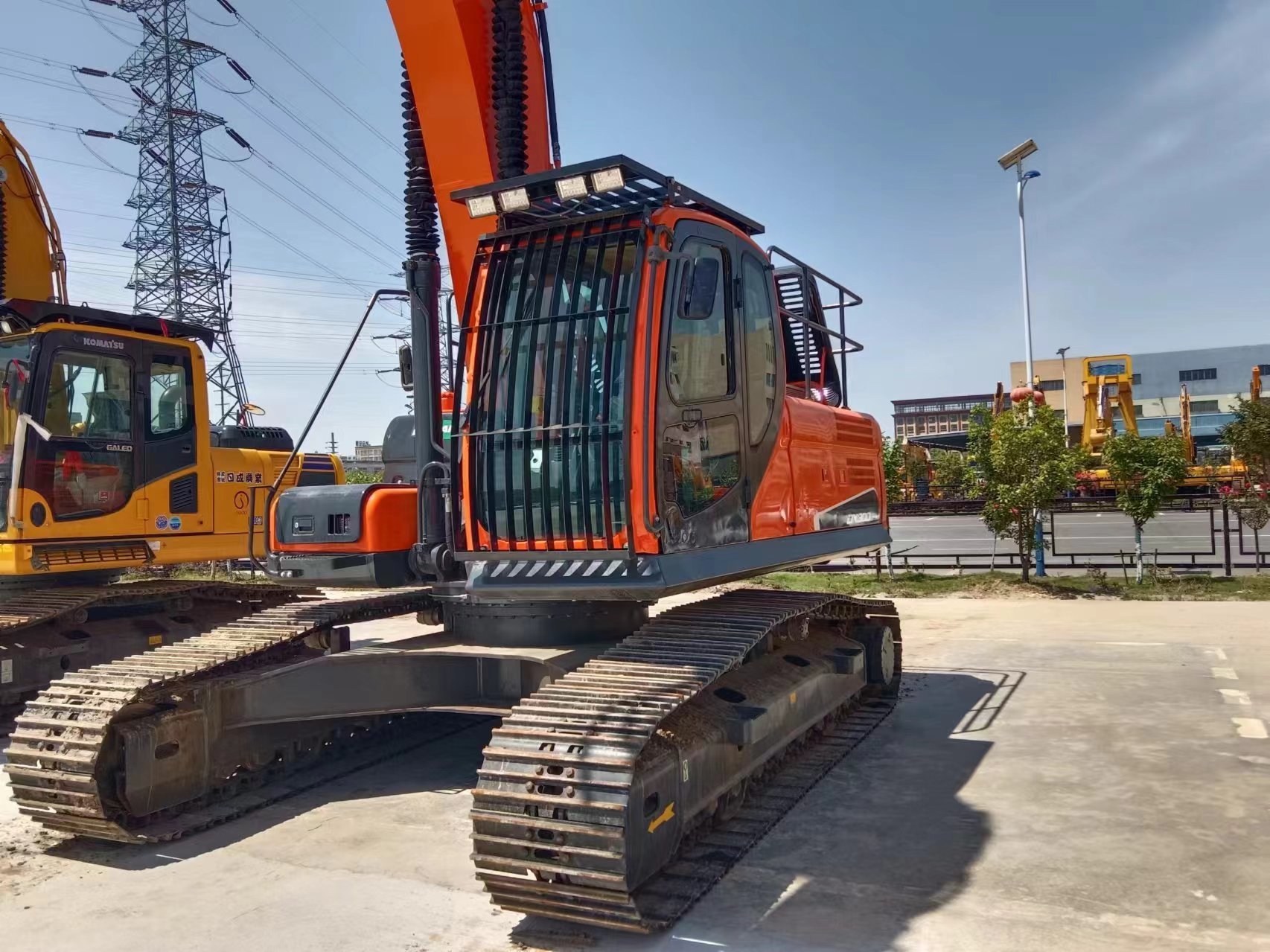 DOOSAN DX300 High Performance Hydraulic Excavator Used Construction Machine With Good Engine Low Price for Sale