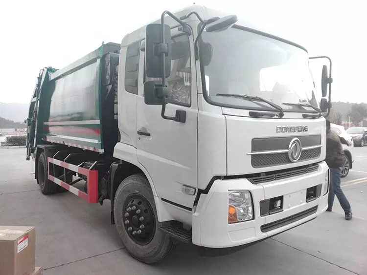 Touch Screen Equipped Dongfeng Single Row 4X2 Van Truck for Delivery