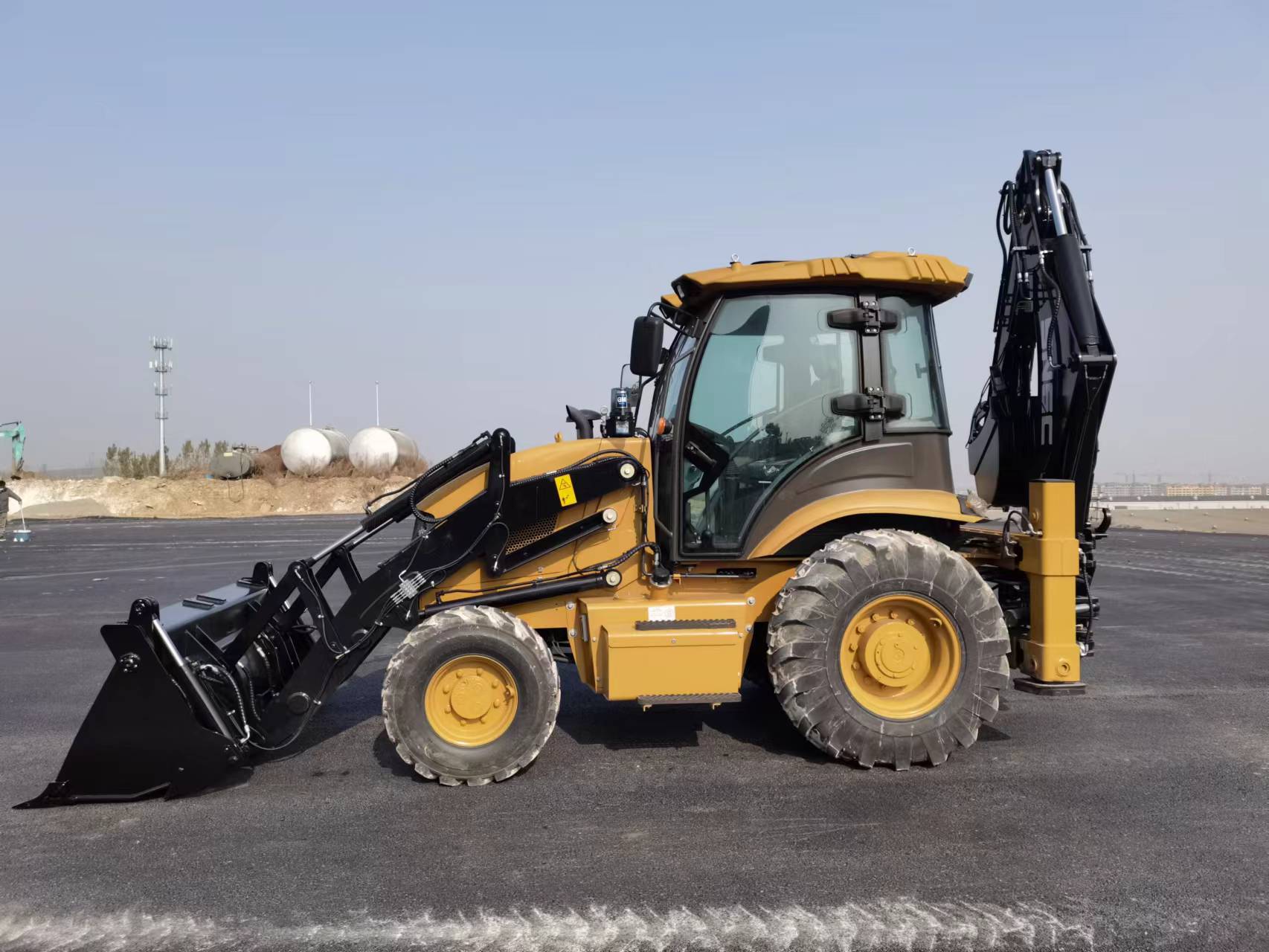 Versatile 2.5 Ton Retroescavadeira with High Operating Efficiency and 4 in One Bucket
