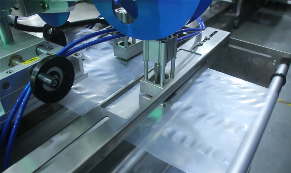 Hardware accessories automatic packaging machine toy cabinet lighting packaging machine equipment screw packaging machine caster