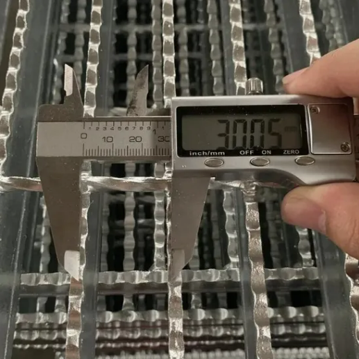 Heavy-Duty Press Welded Steel Bar Gratings to Service Applications Subject to Heavy Rolling and Static Loads