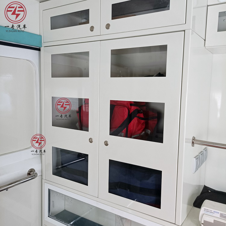 Diesel 4x2 Ambulance ICU Emergency Car Rehabilitation Vehicle with Medical Equipment